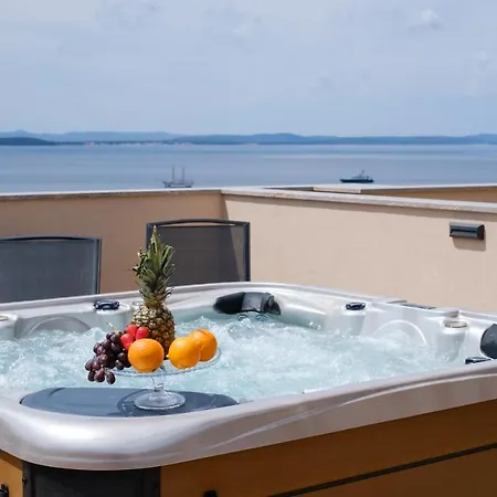 Luana With Private Jacuzzi Apartmán